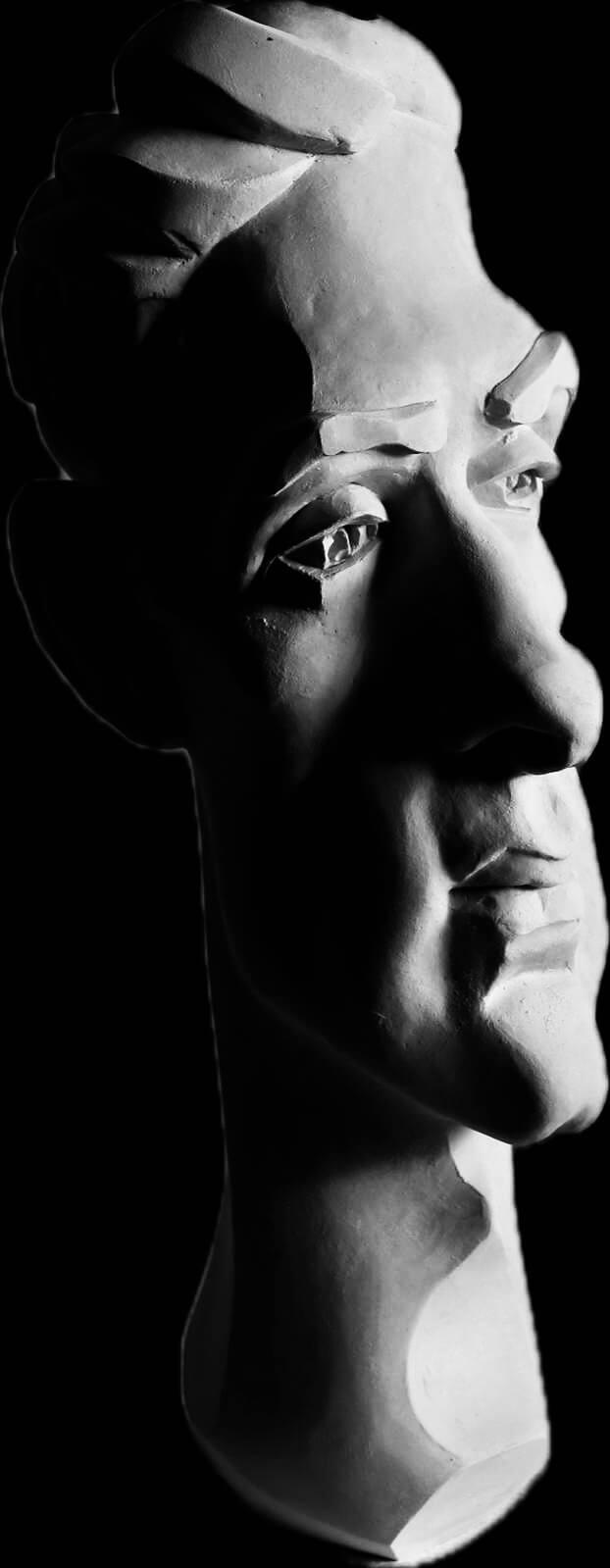 Gestileerd, langgerekt portret van een jongeman in driekwart profiel. Beide ogen zijn zichtbaar. De gelaatstrekken — haar, wenkbrauwen, ogen, neus en mond — zijn opgebouwd uit krachtige hoeken en afgeronde vormen.