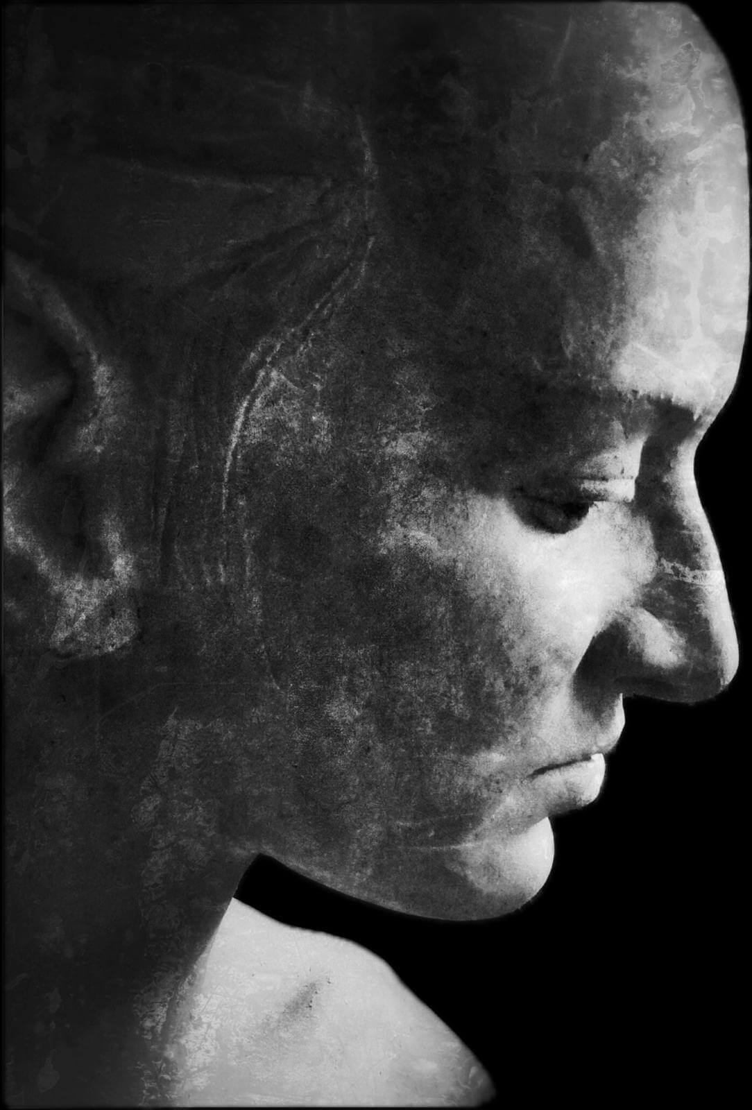 Keramisch beeld in profiel van een vrouwelijk gezicht, met een zachte textuur en aardse uitstraling.