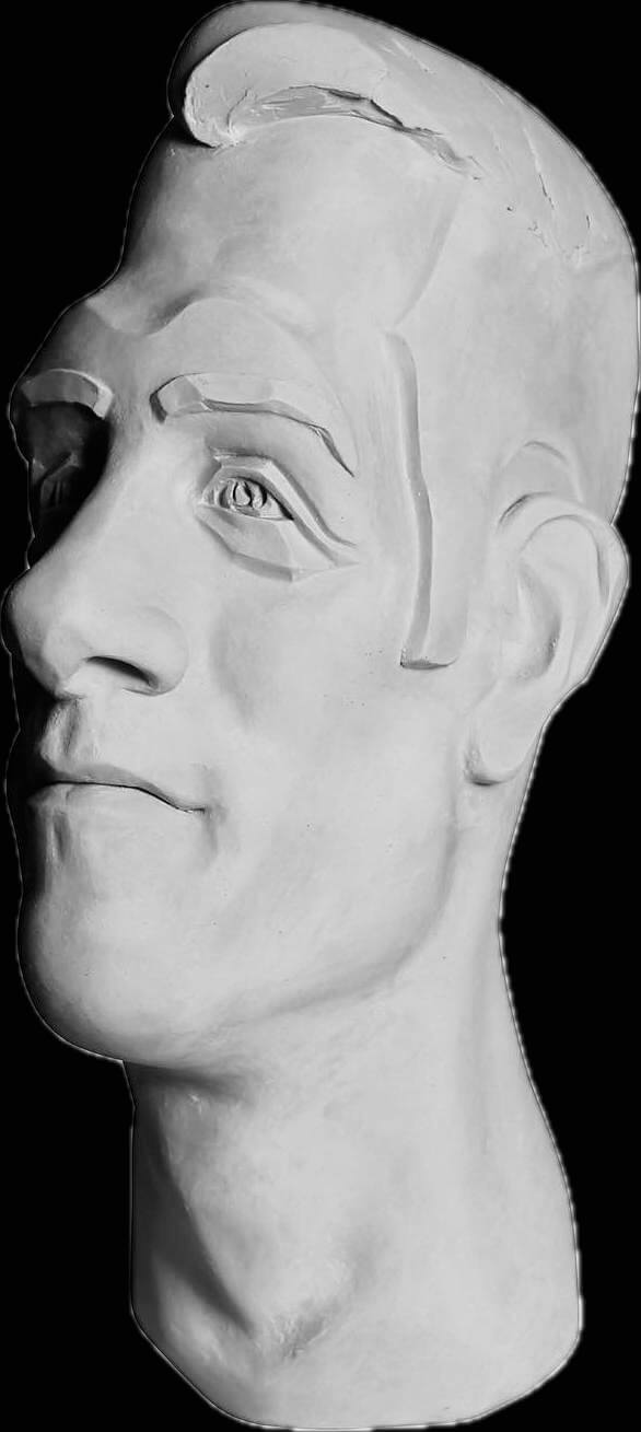 Keramisch beeld van Jasper vanuit een schuine hoek met beide ogen zichtbaar; de strakke en ronde vormen benadrukken zijn humorvolle karakter.