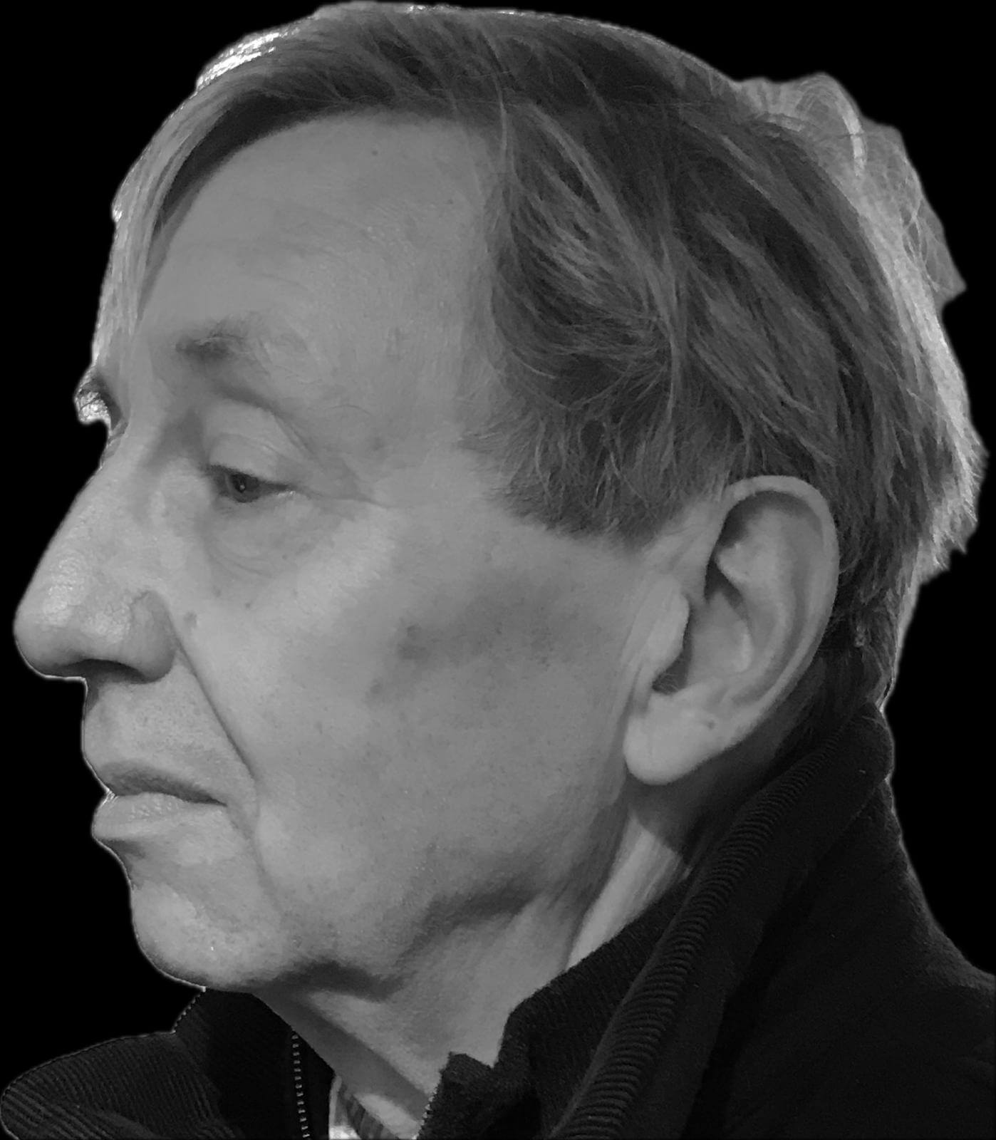 Zijaanzicht van Koeno, een lang, intrigerend model met een vriendelijke en gedistingeerde uitstraling.