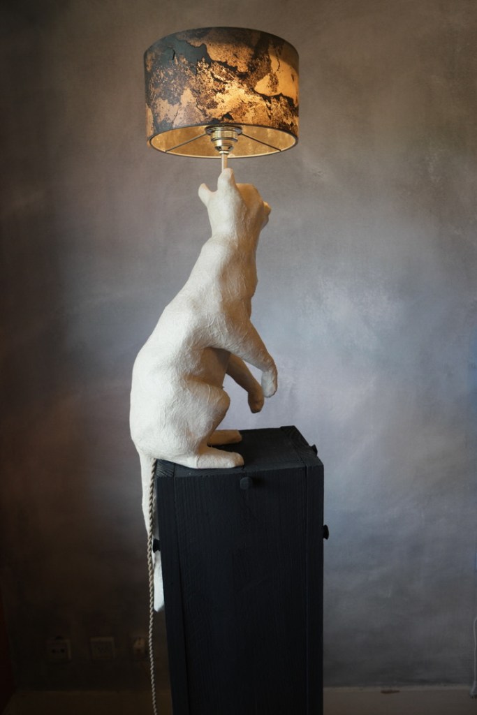 May I?, een levensgrote witte kat lamp gemaakt van keramiek, papier, steen fineer door Jola Geldermans, vrij werk, 2023.