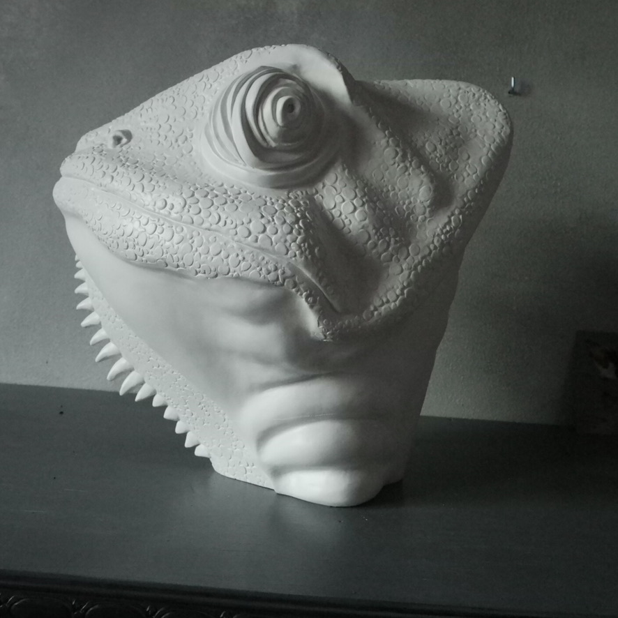 Een witte kameleonskop van polyesterhars, vrij werk, 2023.