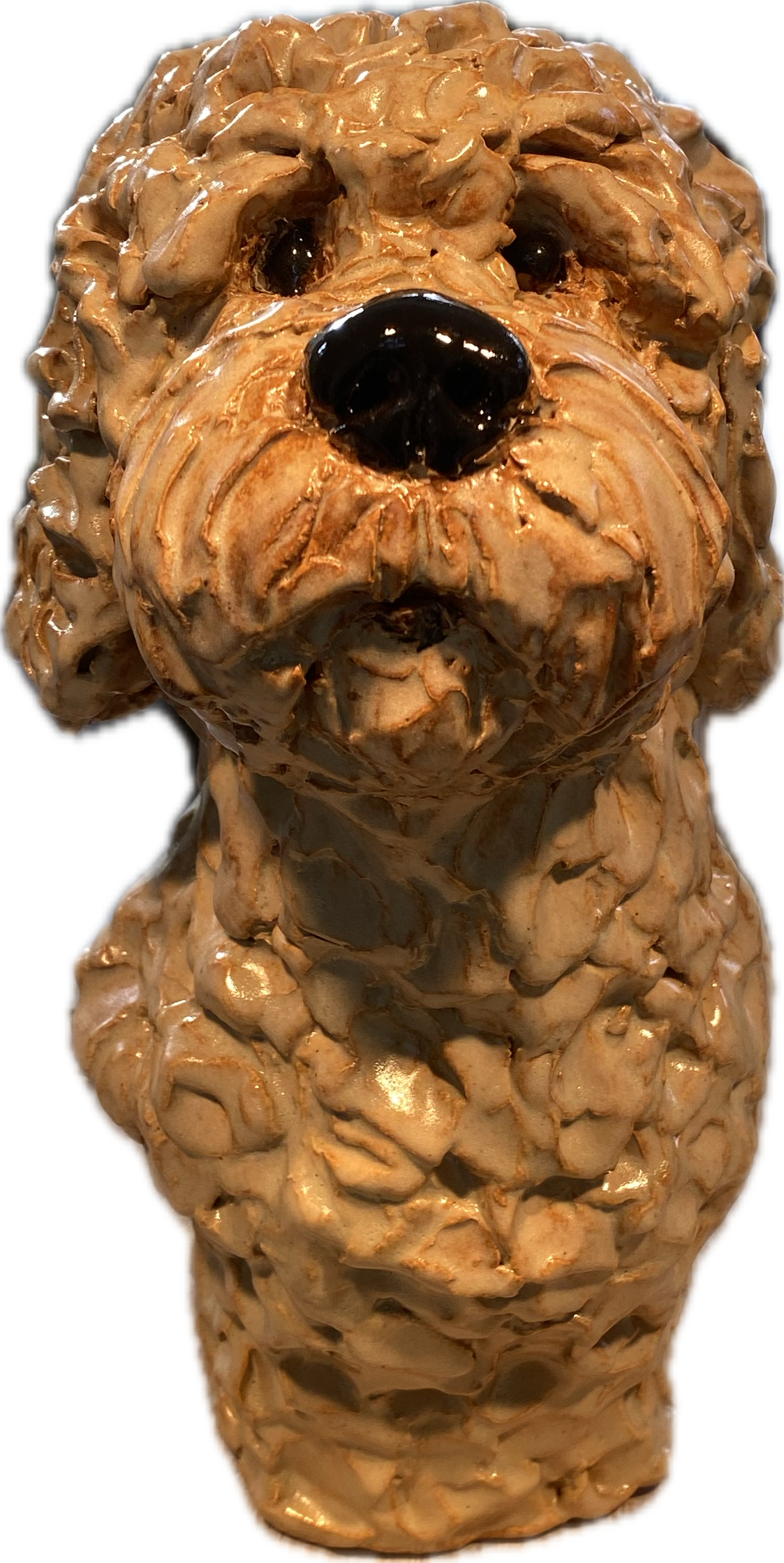 Geglazuurd keramisch portret van een labradoodle, kijkend recht vooruit. Zachte bruine kleur met glanzend zwarte ogen en neus.